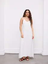 Vestido largo blanco de corte holgado, con escote en V y tirantes finos.