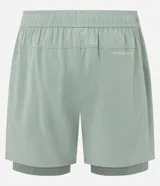 Bermuda deportiva para hombre, color verde menta, con short de compresión integrado. La bermuda exterior es suelta y tiene un pequeño logo estampado en el muslo izquierdo.