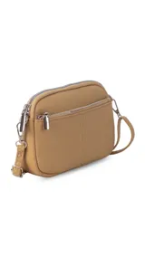 Bandolera pequeña de diseño rectangular en color beige, confeccionada en cuero sintético. Presenta una correa larga ajustable del mismo material y cierre superior con cremallera. Incluye el logo de la marca grabado en la parte frontal.
