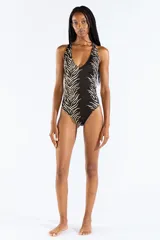 Malla entera confeccionada en tejido jacquard con diseño animal print tipo cebra, escote en V y espalda descubierta con tiras cruzadas.