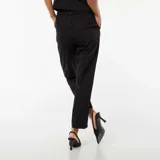 Pantalón pitillo negro con dos bolsillos laterales y dos bolsillos traseros.