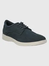 Zapato casual de hombre Hush Puppies modelo Spinal Street, confeccionado en cuero gamuzado color azul marino. Presenta cierre mediante cordones al tono, interior forrado y una suela de EVA y goma en color beige que ofrece amortiguación y retorno de energía. Incluye tecnología Dual Fit con doble plantilla extraíble para un ajuste personalizado.