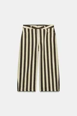 Jeans Zara Woman Collection de tiro alto y corte tapered, con diseño de rayas verticales a contraste en color marrón y beige. Presenta cinco bolsillos, trabillas para cinto y cierre frontal con cremallera y botón.