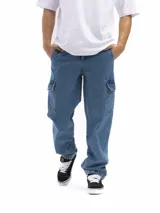 Pantalón tipo cargo de jean en color celeste, con corte holgado y bolsillos laterales con solapa.