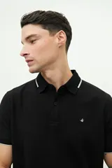 Remera polo gris con cuello y mangas con borde blanco, logo bordado en el pecho y corte regular. Confeccionada en algodón y spandex.