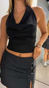 Top negro con cuello halter y espalda descubierta.