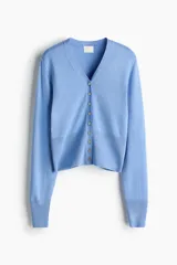 Saco corto de punto fino en mezcla de viscosa color celeste, con cuello en V, cierre frontal de botones y diseño entallado con detalles acanalados en los puños y el bajo.