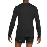 Remera Asics de hombre de manga larga, color negro, confeccionada en tejido de punto de secado rápido. Tiene el logo de Asics en el pecho y la frase japonesa Katakana impresa en las mangas.