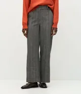 Pantalón de vestir de corte recto y tiro alto, confeccionado en tejido gris con textura tipo espiga. Presenta un diseño clásico con cierre frontal y trabillas para cinturón.