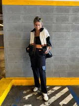 Campera negra con paneles de cuero sintético con textura de cocodrilo, corderito color crema en la parte superior y detalles en cuero marrón.