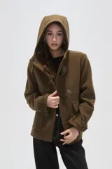 Campera tipo duffle coat de lana en color verde oliva, con capucha, cierre frontal mediante botones tipo toggle y bolsillos delanteros con solapa.