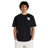 Remera de algodón color negro, de manga corta y cuello redondo, con un pequeño estampado gráfico en el pecho que representa un envase de papas fritas con el logo de New Balance.