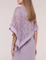 Vestido largo azul marino de seda fría, compuesto por una falda recta con tajo frontal y una capa superior superpuesta de encaje con lentejuelas bordadas, escote a la base y mangas tres cuartos acampanadas.
