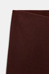 Pantalón de tiro alto con cintura elástica y diseño de pernera ancha, confeccionado en tejido de punto con textura.