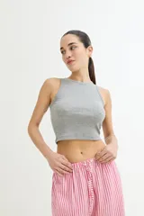 Musculosa corta de algodón color gris.