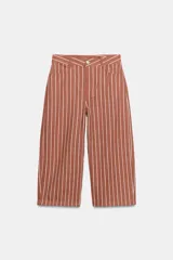 Jeans tapered de tiro alto ZW Collection, de color marrón con rayas verticales blancas a contraste. Cuenta con cintura con trabillas, diseño de cinco bolsillos y cierre frontal con cremallera y botón.