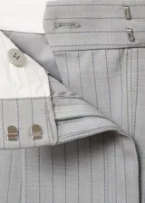 Pantalón de sastreria gris con diseño de raya diplomática, de tiro bajo, corte recto y amplio con pinzas delanteras y trabillas para cinturón.