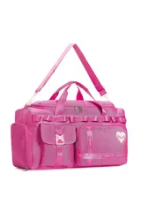 Bolso deportivo tipo duffel bag, color fucsia vibrante, con múltiples bolsillos frontales y correas de compresión. Incluye asas de mano y una correa ajustable para llevar al hombro. Presenta un parche decorativo con forma de corazón en el lateral.