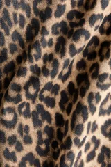 Pantalón tobillero en denim de algodón con estampado de leopardo, cintura elástica y bolsillos al bies. Modelo de corte holgado con piernas barrel y costuras laterales avanzadas.