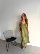 Vestido largo blanco con estampado de lunares negros, escote en V y tirantes finos.