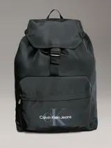 Mochila negra de Calvin Klein Jeans, modelo Sport Essentials Flap, confeccionada en poliéster reciclado. Tiene cierre elástico con broche en la solapa, asas ajustables, bolsillo exterior con cierre y logo de la marca.