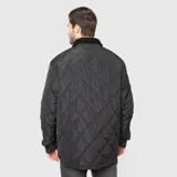Chaqueta negra acolchada con diseño de rombos, cuello de pana y cierre frontal con botones a presión.