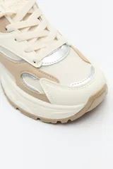 Zapatillas chunky color blanco y beige, con base robusta de 5,5 cm de altura.