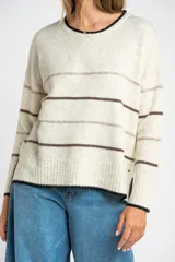 Sweater de punto con diseño de rayas horizontales en tonos neutros, cuello redondo y mangas largas con puños acanalados.