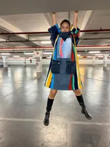 Vestido o abrigo unisex confeccionado con tela de jeans reciclada y bolsillos grandes reutilizados. Estampado con la obra de arte “Destinos” de Inés Garibaldi.