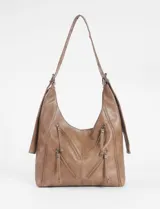 Cartera hobo de cuero sintético color marrón, con múltiples cierres diagonales decorativos en el frente y correa ajustable para el hombro.