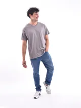 Remera blanca de corte regular con cuello en V y mangas cortas.