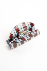 Broche para el pelo de resina con diseño a rayas en tonos celeste, marrón, blanco y detalles en mostaza.