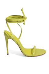 Sandalias de tacón fino color amarillo con tiras delgadas y cierre con lazo en el tobillo.