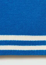 Top de punto fino color azul, con diseño crop, escote cuadrado y tirantes anchos. Presenta detalles de rayas blancas horizontales en el borde inferior y laterales.