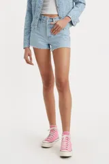 Short de jean tiro medio con diseño de cinco bolsillos, cierre de botones y ruedo desflecado.