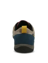 Championes de estilo outdoor en color beige, con detalles en azul, amarillo y bordó. Presentan un diseño impermeable con capellada textil transpirable, cierre de cordones y suela de goma de doble densidad para mayor amortiguación.