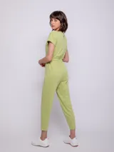 Mono largo color verde claro, de punto, con corte en la cintura y lazo para ajustar. Es de manga corta y cuenta con botón en la espalda.