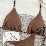 Conjunto de bikini marrón con tirantes finos con estampado animal print.
