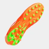 Championes de fútbol Joma modelo Aguila, color naranja vibrante con detalles en blanco y verde neón. Presentan un diseño clásico con costuras en la puntera y tacos moldeados para césped natural o artificial.