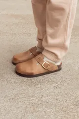 Zueco color tostado de cuero, con hebilla dorada ajustable y plantilla anatómica de corcho.