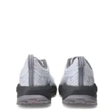 Championes de trail running New Balance Garoé V2 de mujer, en color gris claro con suela y entresuela en tono oscuro. Incorporan tecnología Fresh Foam X para mayor amortiguación, suela AT Tread con goma Hydrohesion para tracción en terrenos difíciles y refuerzo Toe Protect en la puntera.