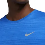 Remera Nike de hombre para running, modelo Dri-FIT Miler. Diseño liso color verde agua con logo de la marca en el pecho.