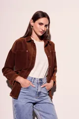 Sobrecamisa de pana color rojo, con cierre frontal de botones, bolsillos delanteros con solapa y ruedo desflecado.