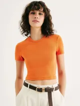 Blusa corta de cuello redondo y manga corta, confeccionada en tejido de punto acanalado de color naranja.