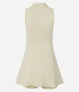 Vestido deportivo evasé color amarillo claro, confeccionado en microfibra. Presenta cuello polo con escote en V, diseño sin mangas y short interno incorporado con bolsillo lateral.