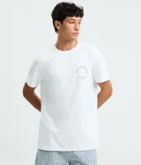 Remera comfort blanca de manga corta y cuello redondo, con estampa lettering circular en el pecho y la espalda.
