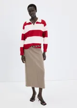 Sweater de punto con diseño de rayas horizontales rojas y blancas, cuello polo y escote en V.