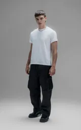 Pantalón cargo de corte regular confeccionado en textil técnico pesado. Presenta cintura elástica con cordón de ajuste, bolsillos laterales en la cintura y bolsillos cargo de gran tamaño en los muslos. Incluye elásticos con tancas en los tobillos para regular la apertura de la pierna.