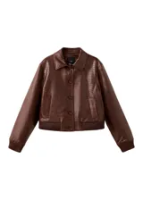Chaqueta marrón efecto cuero con textura, cierre frontal con botones y puños y cintura elásticos tejidos.