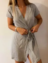 Bata corta gris melange de algodón con escote en V, mangas cortas y lazo para ajustar en la cintura.